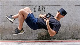 網紅黑素斯PO出名為「為何中國網友恨台灣」的影片，嗆辣標題除吸引兩方論戰。（圖／翻攝自YouTube）