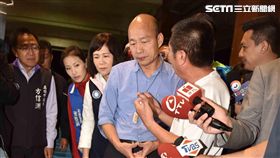 真的累壞了？高雄市長韓國瑜昨夜宿高雄彌陀漁村與基層座談，今（19）天清晨也依照原定計畫探訪魚塭，但韓原定上午主持市政會議，卻在會前約40分鐘宣布無法出席，原定下午發放紅包行程也一併取消，對此，高雄市新聞局長王淺秋表示，韓市長這幾天太操勞、體力不支，消息一出引發關注。（圖／高市府提供）
