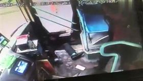大陸,酒醉男,公車,乘客,踹飛（圖／翻攝自新浪視頻）