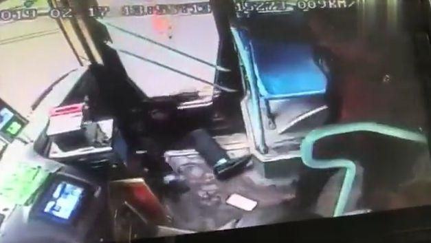 醉男爆罵公車司機　遭男乘客一腳踹飛