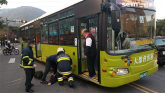 開學第二天！文大女學生捲公車底身亡