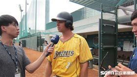 ▲中信兄弟工具人外國人野手Eric Wood（艾銳克）接受訪問。（圖／記者蕭保祥攝影）