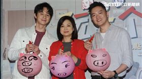 張軒睿楊貴媚索艾克記者會現場彩繪元宵燈籠。（圖／公視提供）