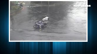 機車擦撞後倒地！男大生看一眼加速逃