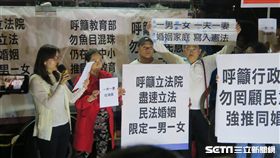 多個反同團體今晚特別到行政院前表達反對「同婚專法」立場。（圖／記者盧素梅攝影）