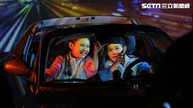 左左右右MV中體驗駕車，雖假裝開車但演得傳神。（圖／大鵬經紀娛樂大提供）