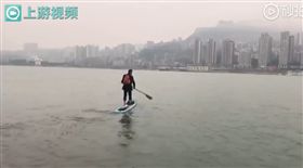 這通勤方式太瘋狂！大陸猛男「穿西裝划槳」直渡長江上班（圖／翻攝自上游視頻秒拍）