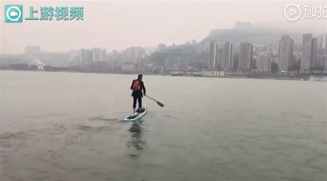 太狂！大陸猛男穿西裝划槳渡長江上班