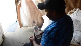 讓GG喝醉？獨門秘方「伏特加泡男根」　妻讚：他是巨人！
圖／翻攝自Twitter