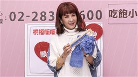 陸元琪參加人安基金會寒士送暖活動親自織上圍巾送給寒士取暖。（記者林士傑/攝影）