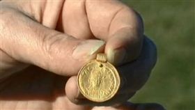 田裡挖出1500年前金幣吊墜　尋寶女誤認巧克力：差點當垃圾丟（圖／翻攝自Radjab80 YouTube）
