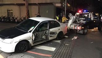 連撞2車肇逃　險撞進小7竟棄車落跑