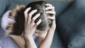 ▲頭痛,憂鬱,疲勞,疲憊,感冒,發燒,難過,分手,傷心。（圖／攝影者Freepik）https://www.freepik.com/free-photo/elevated-view-of-a-woman-suffering-from-headache_3506752.htm
