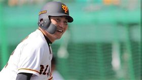 ▲丸佳浩在春訓首度嘗試守右外野。（圖／翻攝自推特）