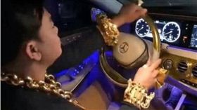 越南一名富商陳玉山，每天都配戴著13公斤金飾出門，且每個金飾都極其浮誇，胸前金項鍊的尺寸都快比手掌還大，金閃閃的外表也讓他格外耀眼，但除了隨身佩帶金飾，陳玉山更是連重機、汽車都鑲上黃金，如此誇張炫富的做法也讓人看的瞠目結舌。（圖／翻攝自中國報）