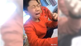 大陸／男童用「這筆」寫作業　快寫完字全消失崩潰爆哭（圖／翻攝自齊魯晚報）