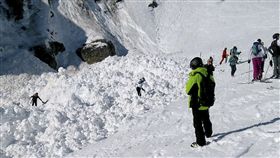 瑞士阿爾卑斯山一處滑雪場今日下午發生雪崩，10多人被埋雪中，目前已有4人獲救，搜救隊晚間將繼續搜尋。（圖／美聯社／達志影像）