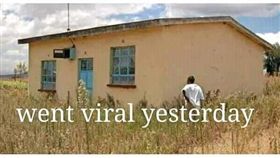 非洲肯亞一名單親男孩丹尼斯（Dennis Ngaruiya），之前在總統烏胡魯（Uhuru Kenyatta）面前朗讀詩，讓烏胡魯相當開心，承諾要送他與母親卡馬烏（Damaris Wambui Kamau）一棟房子。但房子完工後，外觀不僅有裂縫，周圍也全是雜草，讓卡馬烏傻眼，痛批房子根本像是個「半成品」。（圖／翻攝自Jarunda Jaluth Mambobiad臉書）