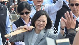 雲林馬鳴山吃飯擔民俗登場　蔡總統與民眾分享雲林縣褒忠鄉馬鳴山鎮安宮主祀五年千歲繞境祈安暨元宵吃飯擔民俗19日在馬鳴村登場，鎮安宮表示，年年盛會吸引數萬民眾參加，總統蔡英文也多次參加，今年再度與民眾分享宗教民俗盛況。圖為107年蔡總統參加活動受到民眾熱情歡迎。（檔案照片）中央社記者葉子綱攝　108年2月19日