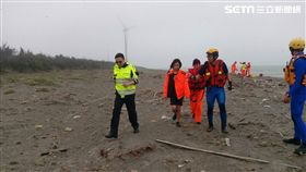 大安海水浴場2女1男困沙洲／翻攝畫面