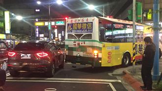 公車右轉掃瑪莎拉蒂　維修費約這價錢