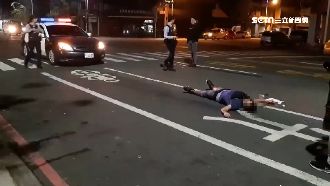 醉男攔小黃不及重摔　頭破血流倒路邊
