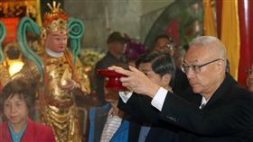 吳敦義指南宮敬天祈福國民黨主席吳敦義（右）19日上午出席指南宮敬天祈福活動，祈求國泰民安。中央社記者郭日曉攝　108年2月19日