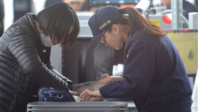 越南列非洲豬瘟疫區  桃機加派人力因應越南發生非洲豬瘟，20日起從越南違規攜帶豬肉產品入境將處新台幣20萬元罰鍰，桃園機場每日從越南抵台班機密集，防疫單位也加派人力因應。中央社記者邱俊欽桃園機場攝　108年2月20日