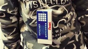 防橡皮擦不見 媽媽讓小孩掛在脖子上／爆怨公社