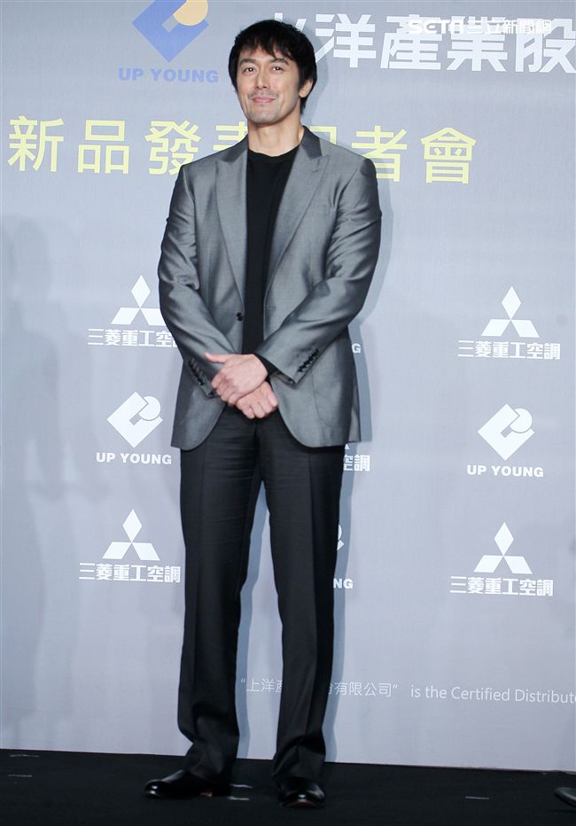 日本藝人阿部寬來台代言空調，展現超強巨星魅力。（記者邱榮吉/攝影）