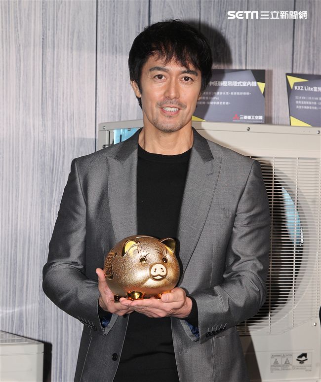 日本藝人阿部寬來台代言空調，展現超強巨星魅力。（記者邱榮吉/攝影）