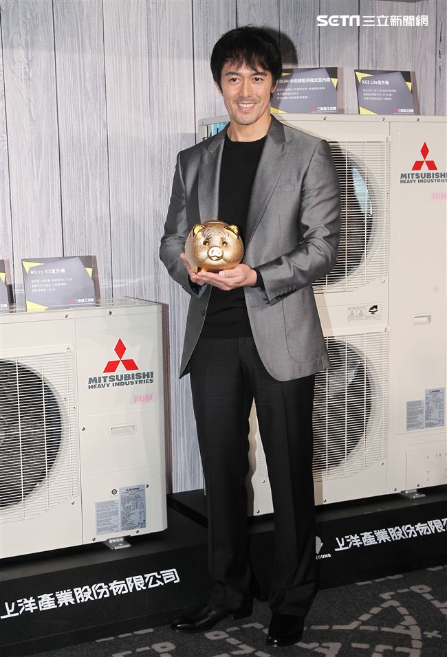 日本藝人阿部寬來台代言空調，展現超強巨星魅力。（記者邱榮吉/攝影）