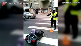 寶寶玩具車飆上路　交警：行照駕照！
