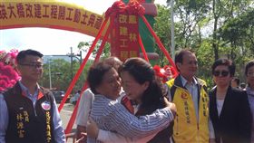 生命換來的箭瑛大橋改建工程動土  家屬感動花蓮鳳林鎮箭瑛大橋20日舉行大橋改建工程開工動土典禮，這座以生命換來的橋是為紀念張箭與鄧玉瑛兩名上課途中涉溪殉職的老師。張箭遺孀蔡清妹（前左）與花蓮縣長徐榛蔚（前右）擁抱致意，表達心中感動與感謝。中央社記者李先鳳攝　108年2月20日