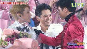 前輩東山紀之獻花給「瀧&翼」。（圖／翻攝自niconico）