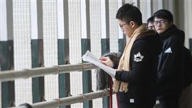 學測第2天冷氣團來襲　考生戴圍巾保暖大學學測26日舉行第2天考試，遇上強烈冷氣團來襲，上午考生穿著保暖衣物、戴上圍巾，在教室外拿著教科書及參考書做最後複習。中央社記者謝佳璋攝　108年1月26日
