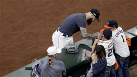 ▲Dallas Keuchel賽前為小球迷簽名。（圖／美聯社／達志影像）