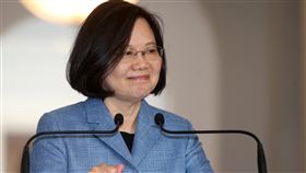 蔡總統：民調是死的　人心是活的總統蔡英文（圖）20日在總統府發表迴廊談話，對於媒體指出，她競選連任民調落後高雄市長韓國瑜及台北市長柯文哲，她說，「民調是死的，人心是活的，我們從來也不缺被人打壓」。中央社記者鄭傑文攝　108年2月20日