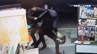 不滿前車急煞　2騎士當街爆激烈衝突