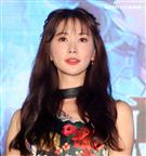 台灣第一名模林志玲身著一襲紅、藍、金色花朵洋裝出席手遊代言活動，親揭春晚內幕「腳都在發抖」。（記者邱榮吉/攝影）