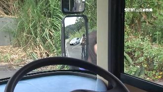 公車右轉行人沒入A柱　視線死角殺手