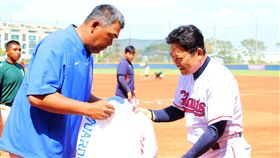 ▲富邦悍將總教練陳連宏（左）與樂天巨人監督楊相汶春訓交流賽前交換禮物。（圖／富邦悍將球團提供）
