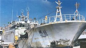 屏東喋血漁船被迫跳海船員　友船救援中屏東東港籍大型漁船「穩鵬號」20日凌晨發生海上喋血，1名菲律賓船員疑似持刀砍死1名船員，另1名船員重傷，其他被迫跳海船員由友船救援中。（東港區漁會提供）中央社記者郭芷瑄傳真　108年2月20日