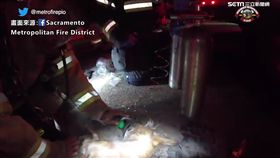 ▲消防員在滿是濃煙的屋內尋找小狗「Dicky」。（畫面來源／Sacramento Metropolitan Fire District）