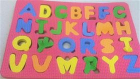 英文字母,拼字板,爆廢公社　圖／翻攝自臉書爆廢公社