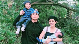 竇智孔（左一）與老婆幃幃（右一）帶著兒子大福與仁仁體驗大自然生活。（圖／竇智孔提供）
