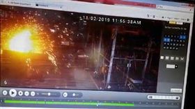 疑似想不開跳熔爐輕生！印度一名工人在工作期間突然跳進熔爐裡，當場被大火燒到焦黑。死者在印度布羅奇(Bharuch)的一家鍛造廠工作，是穆扎法爾納加爾人(Muzaffarnagar)，疑似壓力太大竟跳熔爐輕生。（圖／翻攝自news18）