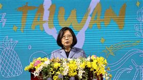 出席外交部新春晚會　蔡總統：爭取國際空間總統蔡英文20日在台北出席外交部新春聯歡晚會表示，新的一年，台灣要爭取更多國際空間，也要為國際社會帶來正面影響及貢獻，台灣精神若用一句話表達，就是Taiwan can help（台灣可以幫忙）。中央社記者張皓安攝  108年2月20日