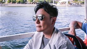 張信哲年節陪父母、家人同遊新加坡。（圖／潮水音樂提供）