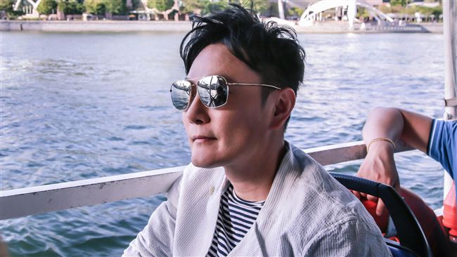 張信哲新加坡孝親　摀鼻陪吃又濕身